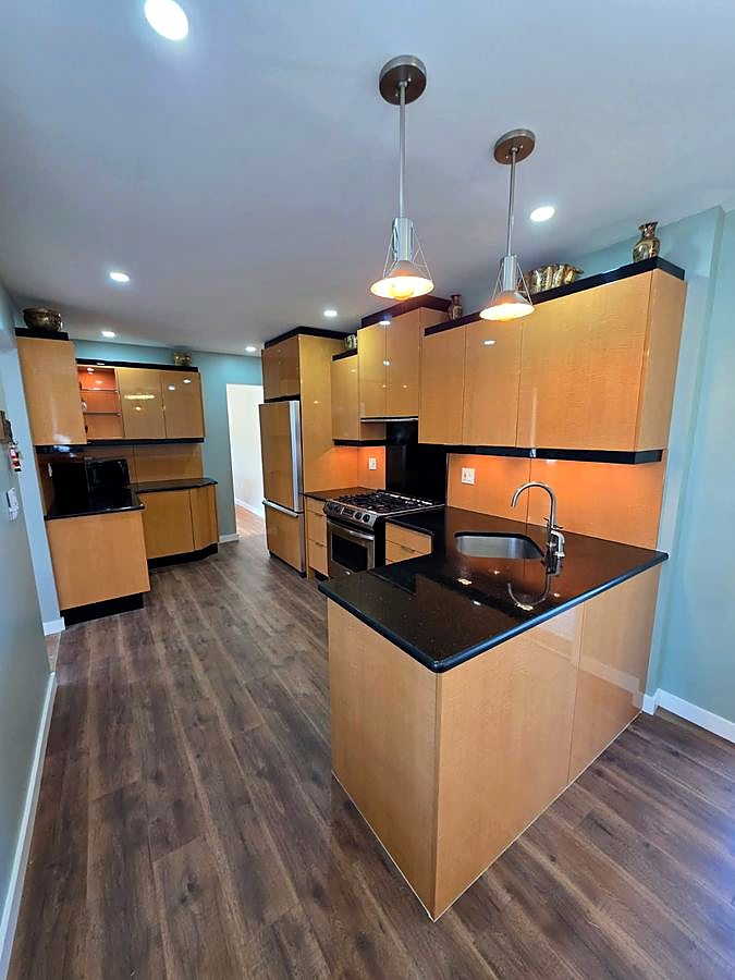 Kitchen, peninsula and pendant lighting