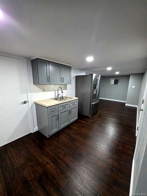 Finished basement with wet bar